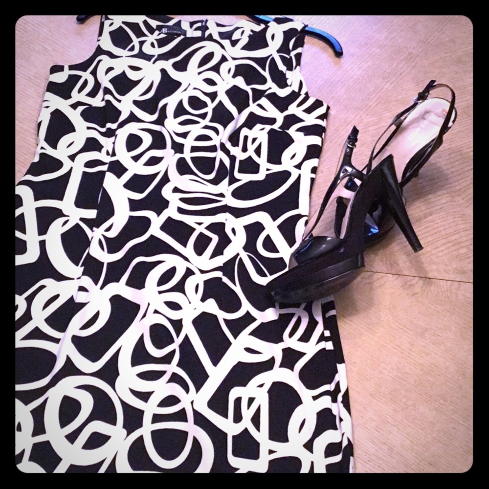 Black and White Dress 👗 97% Poly/3% Spandex.